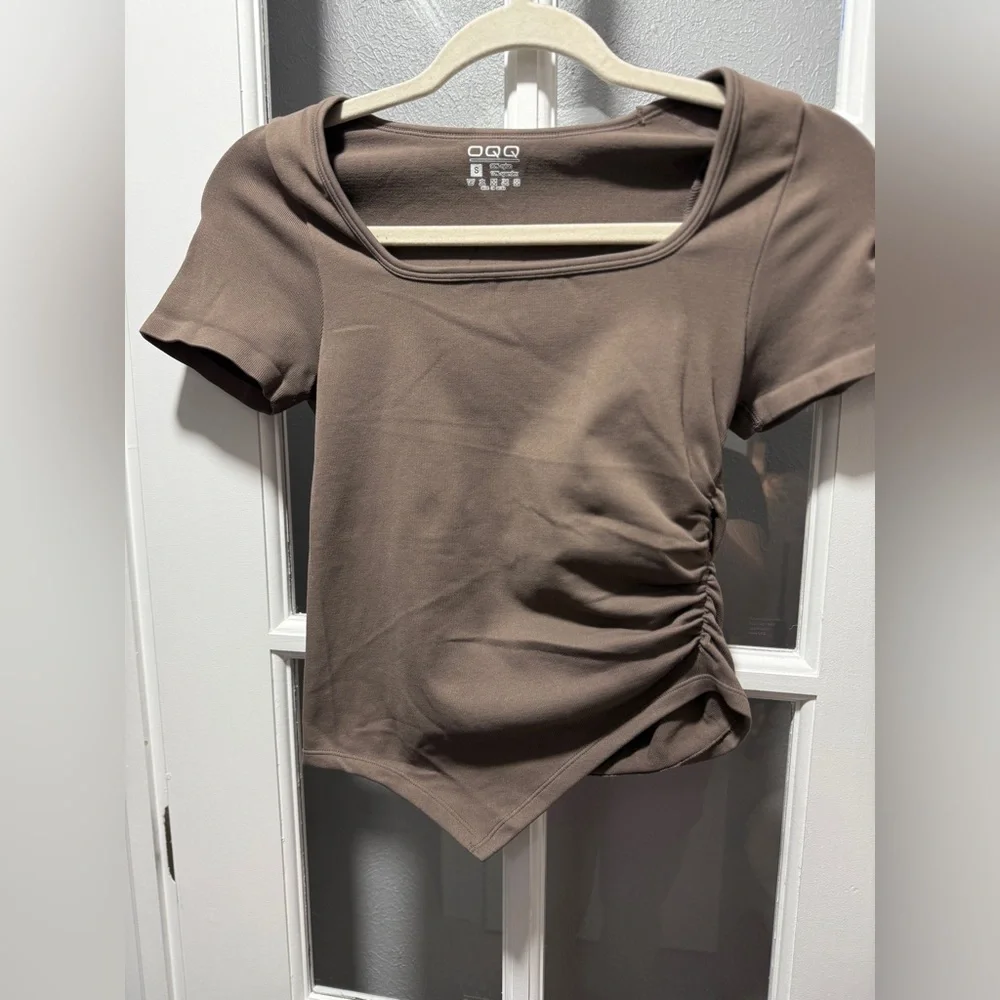 NWOT OQQ Short Sleeve Crew Neck Ruched Tee Shirt - Picture 3 of 9